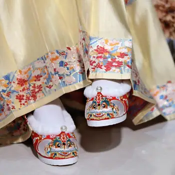 1 Pereche Femeile Chineză Stil Rafinat Broderie Antic Pantofi Toamna Iarna Nou An Îngroșat De Pluș Hanfu Decorative Pantofi
